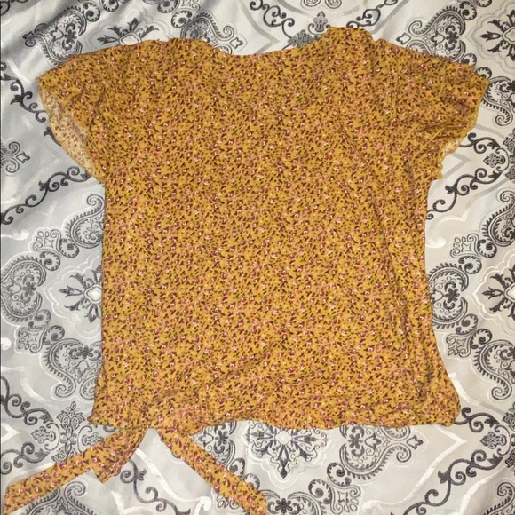 Boho Chic Bottom Tie Ruffle Shoulder Top - Picture 4 of 4